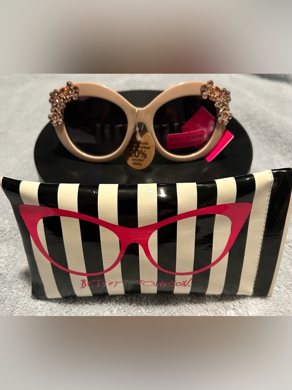BETSEY JOHNSON WOMEN’S SOFT PINK SUNGLASSES/RHINESTONE FLOWERS + CASE! NWT!